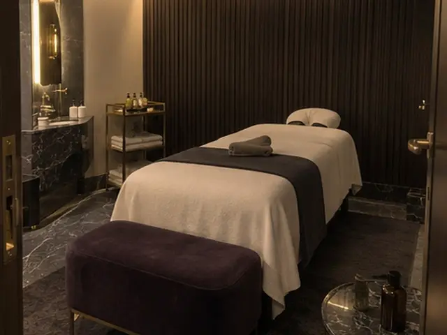 Mermer lavabolu odada masaj masası ve puf — Zeytinburnu, Masaj Salonun