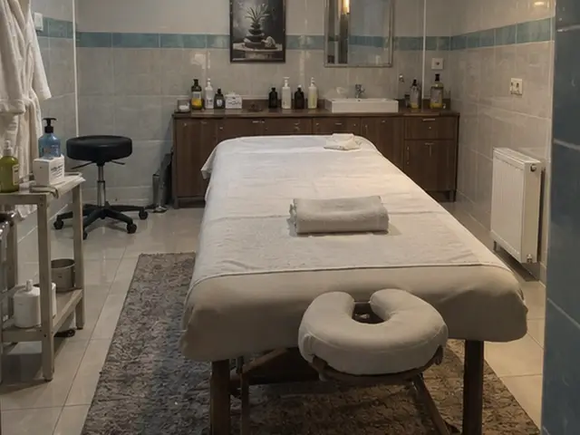 Lavabolu, raflı odada hazır masaj masası — Zeytinburnu, Masaj Salonun