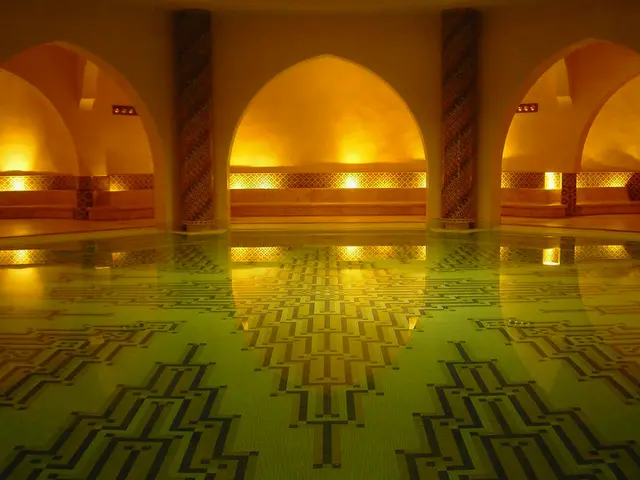 Altın ışıkla aydınlanan kemerli hamam ve mozaik havuz — Zeytinburnu, Masaj Salonun